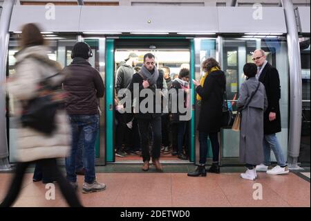 I pendolari cercano di arrivare in metropolitana a Chatelet a Parigi, in Francia, il 16 dicembre 2019, durante uno sciopero dell'operatore di trasporti pubblici di Parigi RATP e dei dipendenti della compagnia ferroviaria statale francese SNCF sul piano del governo francese di rivedere il sistema pensionistico del paese. A Parigi, i trasporti pubblici sono rimasti a breve distanza, con solo due delle 16 linee della metropolitana in funzione e la maggior parte dei servizi ferroviari nazionali annullati. I sindacati hanno annunciato un terzo giorno di proteste di massa per dicembre 17, che dovrebbe portare decine di migliaia di persone in piazza. Foto di Julie Sebadelha/ABA Foto Stock
