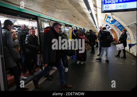 I pendolari cercano di arrivare in metropolitana a Chatelet a Parigi, in Francia, il 16 dicembre 2019, durante uno sciopero dell'operatore di trasporti pubblici di Parigi RATP e dei dipendenti della compagnia ferroviaria statale francese SNCF sul piano del governo francese di rivedere il sistema pensionistico del paese. A Parigi, i trasporti pubblici sono rimasti a breve distanza, con solo due delle 16 linee della metropolitana in funzione e la maggior parte dei servizi ferroviari nazionali annullati. I sindacati hanno annunciato un terzo giorno di proteste di massa per dicembre 17, che dovrebbe portare decine di migliaia di persone in piazza. Foto di Julie Sebadelha/ABA Foto Stock