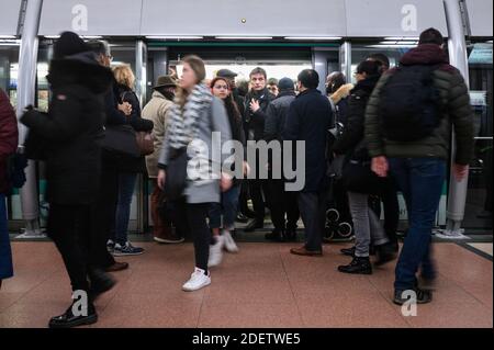 I pendolari cercano di arrivare in metropolitana a Chatelet a Parigi, in Francia, il 16 dicembre 2019, durante uno sciopero dell'operatore di trasporti pubblici di Parigi RATP e dei dipendenti della compagnia ferroviaria statale francese SNCF sul piano del governo francese di rivedere il sistema pensionistico del paese. A Parigi, i trasporti pubblici sono rimasti a breve distanza, con solo due delle 16 linee della metropolitana in funzione e la maggior parte dei servizi ferroviari nazionali annullati. I sindacati hanno annunciato un terzo giorno di proteste di massa per dicembre 17, che dovrebbe portare decine di migliaia di persone in piazza. Foto di Julie Sebadelha/ABA Foto Stock