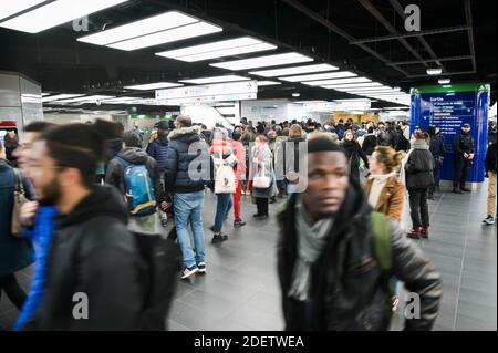 I pendolari cercano di entrare nella RER A e B a Chatelet a Parigi, in Francia, il 16 dicembre 2019, durante uno sciopero dell'operatore di trasporti pubblici di Parigi RATP e dei dipendenti della compagnia ferroviaria statale francese SNCF sul piano del governo francese di rivedere il sistema pensionistico del paese. A Parigi, i trasporti pubblici sono rimasti a breve distanza, con solo due delle 16 linee della metropolitana in funzione e la maggior parte dei servizi ferroviari nazionali annullati. I sindacati hanno annunciato un terzo giorno di proteste di massa per dicembre 17, che dovrebbe portare decine di migliaia di persone in piazza. Foto di Julie Sebade Foto Stock