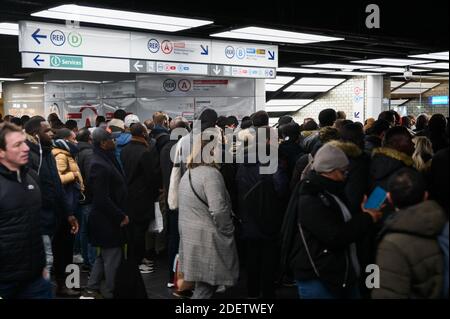 I pendolari cercano di entrare nella RER A e B a Chatelet a Parigi, in Francia, il 16 dicembre 2019, durante uno sciopero dell'operatore di trasporti pubblici di Parigi RATP e dei dipendenti della compagnia ferroviaria statale francese SNCF sul piano del governo francese di rivedere il sistema pensionistico del paese. A Parigi, i trasporti pubblici sono rimasti a breve distanza, con solo due delle 16 linee della metropolitana in funzione e la maggior parte dei servizi ferroviari nazionali annullati. I sindacati hanno annunciato un terzo giorno di proteste di massa per dicembre 17, che dovrebbe portare decine di migliaia di persone in piazza. Foto di Julie Sebade Foto Stock