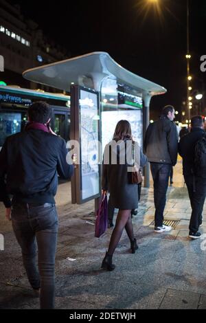 L'illustrazione durante uno sciopero dell'operatore di trasporti pubblici di Parigi RATP e dei dipendenti della compagnia ferroviaria statale francese SNCF sul piano del governo francese di rivedere il sistema pensionistico del paese a Parigi il 16 dicembre 2019. Foto di Eliot Blondt/ABACAPRESS.COM Foto Stock