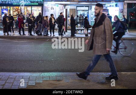 L'illustrazione durante uno sciopero dell'operatore di trasporti pubblici di Parigi RATP e dei dipendenti della compagnia ferroviaria statale francese SNCF sul piano del governo francese di rivedere il sistema pensionistico del paese a Parigi il 16 dicembre 2019. Foto di Eliot Blondt/ABACAPRESS.COM Foto Stock