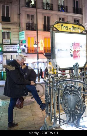 L'illustrazione durante uno sciopero dell'operatore di trasporti pubblici di Parigi RATP e dei dipendenti della compagnia ferroviaria statale francese SNCF sul piano del governo francese di rivedere il sistema pensionistico del paese a Parigi il 16 dicembre 2019. Foto di Eliot Blondt/ABACAPRESS.COM Foto Stock