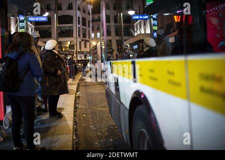 L'illustrazione durante uno sciopero dell'operatore di trasporti pubblici di Parigi RATP e dei dipendenti della compagnia ferroviaria statale francese SNCF sul piano del governo francese di rivedere il sistema pensionistico del paese a Parigi il 16 dicembre 2019. Foto di Eliot Blondt/ABACAPRESS.COM Foto Stock