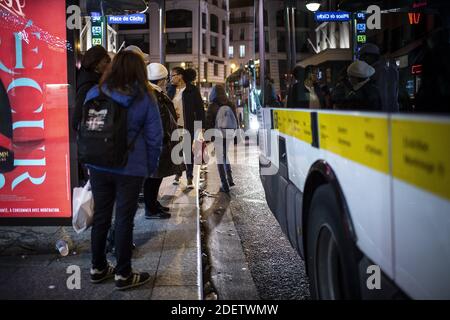 L'illustrazione durante uno sciopero dell'operatore di trasporti pubblici di Parigi RATP e dei dipendenti della compagnia ferroviaria statale francese SNCF sul piano del governo francese di rivedere il sistema pensionistico del paese a Parigi il 16 dicembre 2019. Foto di Eliot Blondt/ABACAPRESS.COM Foto Stock