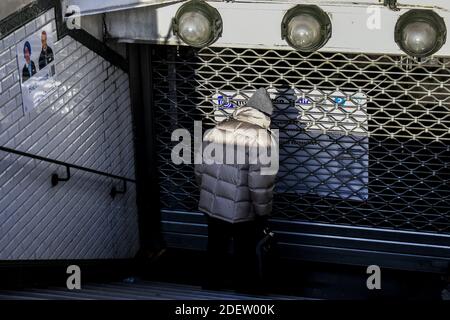 Una foto scattata il 10 dicembre 2019 mostra una stazione della metropolitana chiusa durante uno sciopero dell'operatore dei trasporti pubblici di Parigi RATP e dei dipendenti della compagnia ferroviaria statale SNCF sul piano del governo francese di rivedere il sistema pensionistico del paese, a Parigi, come parte di uno sciopero generale a livello nazionale. Treni annullati, scuole chiuse: La Francia ha rimesso in discussione piani di emergenza per un enorme sciopero contro le revisioni pensionistiche che pone una delle maggiori sfide ancora alla grande spinta riformista del presidente francese. Foto di Magali Cohen/ABACAPRESS.COM Foto Stock