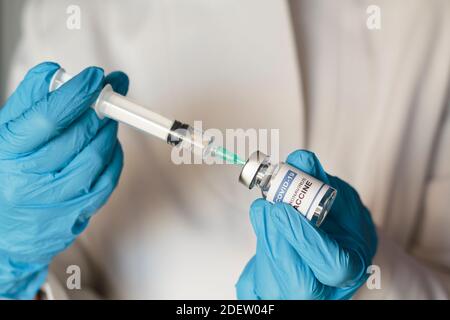 Medico che prepara il vaccino Coronavirus o Covid-19 Foto Stock