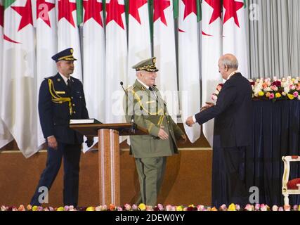 Il presidente eletto algerino Abdelmajid Tebboune e il capo delle forze armate, il tenente generale Ahmed GAID Salah, durante la cerimonia di giuramento ad Algeri, Algeria, il 19 dicembre 2019. Foto di Louiza Ammi/ABACAPRESS.COM Foto Stock