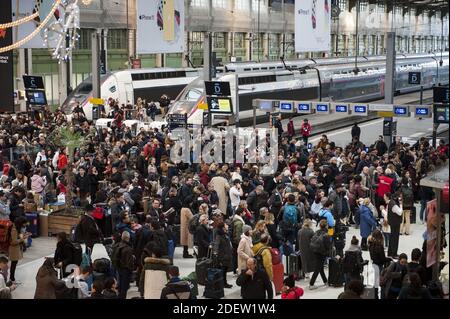 I viaggiatori cercano di prendere un treno alla stazione ferroviaria Gare de Lyon di Parigi, Francia, il 20 dicembre 2019, il 16° giorno di uno sciopero multisettoriale a livello nazionale contro la revisione delle pensioni del governo. Sarà un altro fine settimana di servizi di trasporto limitati, in quanto migliaia di persone in Francia tenteranno di partire per le loro vacanze di Natale. Tuttavia, l'azione di sciopero in corso ha limitato notevolmente il servizio sulle ferrovie, mentre le strade dovrebbero essere estremamente falliche, in quanto molte persone scelgono di guidare invece. Foto di Magali Cohen/ABACAPRESS.COM Foto Stock