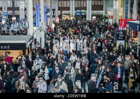 I viaggiatori cercano di prendere un treno alla stazione ferroviaria Gare de Lyon di Parigi, Francia, il 20 dicembre 2019, il 16° giorno di uno sciopero multisettoriale a livello nazionale contro la revisione delle pensioni del governo. Sarà un altro fine settimana di servizi di trasporto limitati, in quanto migliaia di persone in Francia tenteranno di partire per le loro vacanze di Natale. Tuttavia, l'azione di sciopero in corso ha limitato notevolmente il servizio sulle ferrovie, mentre le strade dovrebbero essere estremamente falliche, in quanto molte persone scelgono di guidare invece. Foto di Magali Cohen/ABACAPRESS.COM Foto Stock