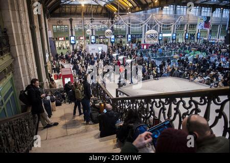 I viaggiatori cercano di prendere un treno alla stazione ferroviaria Gare de Lyon di Parigi, Francia, il 20 dicembre 2019, il 16° giorno di uno sciopero multisettoriale a livello nazionale contro la revisione delle pensioni del governo. Sarà un altro fine settimana di servizi di trasporto limitati, in quanto migliaia di persone in Francia tenteranno di partire per le loro vacanze di Natale. Tuttavia, l'azione di sciopero in corso ha limitato notevolmente il servizio sulle ferrovie, mentre le strade dovrebbero essere estremamente falliche, in quanto molte persone scelgono di guidare invece. Foto di Magali Cohen/ABACAPRESS.COM Foto Stock