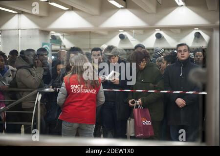 I viaggiatori cercano di prendere un treno alla stazione ferroviaria Gare de Lyon di Parigi, Francia, il 20 dicembre 2019, il 16° giorno di uno sciopero multisettoriale a livello nazionale contro la revisione delle pensioni del governo. Sarà un altro fine settimana di servizi di trasporto limitati, in quanto migliaia di persone in Francia tenteranno di partire per le loro vacanze di Natale. Tuttavia, l'azione di sciopero in corso ha limitato notevolmente il servizio sulle ferrovie, mentre le strade dovrebbero essere estremamente falliche, in quanto molte persone scelgono di guidare invece. Foto di Magali Cohen/ABACAPRESS.COM Foto Stock