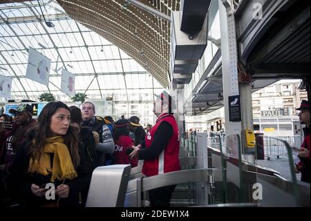 I viaggiatori cercano di prendere un treno alla stazione ferroviaria Gare de Lyon di Parigi, Francia, il 20 dicembre 2019, il 16° giorno di uno sciopero multisettoriale a livello nazionale contro la revisione delle pensioni del governo. Sarà un altro fine settimana di servizi di trasporto limitati, in quanto migliaia di persone in Francia tenteranno di partire per le loro vacanze di Natale. Tuttavia, l'azione di sciopero in corso ha limitato notevolmente il servizio sulle ferrovie, mentre le strade dovrebbero essere estremamente falliche, in quanto molte persone scelgono di guidare invece. Foto di Magali Cohen/ABACAPRESS.COM Foto Stock