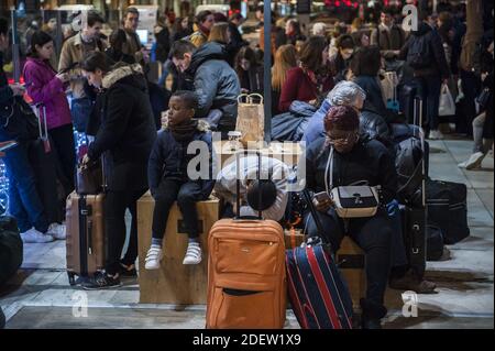 I viaggiatori cercano di prendere un treno alla stazione ferroviaria Gare de Lyon di Parigi, Francia, il 20 dicembre 2019, il 16° giorno di uno sciopero multisettoriale a livello nazionale contro la revisione delle pensioni del governo. Sarà un altro fine settimana di servizi di trasporto limitati, in quanto migliaia di persone in Francia tenteranno di partire per le loro vacanze di Natale. Tuttavia, l'azione di sciopero in corso ha limitato notevolmente il servizio sulle ferrovie, mentre le strade dovrebbero essere estremamente falliche, in quanto molte persone scelgono di guidare invece. Foto di Magali Cohen/ABACAPRESS.COM Foto Stock