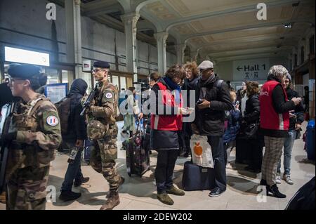 I viaggiatori cercano di prendere un treno alla stazione ferroviaria Gare de Lyon di Parigi, Francia, il 20 dicembre 2019, il 16° giorno di uno sciopero multisettoriale a livello nazionale contro la revisione delle pensioni del governo. Sarà un altro fine settimana di servizi di trasporto limitati, in quanto migliaia di persone in Francia tenteranno di partire per le loro vacanze di Natale. Tuttavia, l'azione di sciopero in corso ha limitato notevolmente il servizio sulle ferrovie, mentre le strade dovrebbero essere estremamente falliche, in quanto molte persone scelgono di guidare invece. Foto di Magali Cohen/ABACAPRESS.COM Foto Stock