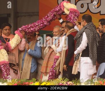 Il primo ministro dell'Indias Narendra modi (Centro) viene accolto con una ghirlanda di fiori al suo arrivo per un rally a Nuova Delhi, India, domenica 22 dicembre 2019. Foto di Akash Anshuman/ABACAPRESS.COM Foto Stock