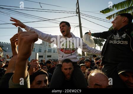 Tredici attivisti anti-governativi del movimento Hirak, arrestati il 21 giugno per aver sventolato la bandiera Amazzigh (o Berber), celebrano con sostenitori e parenti mentre vengono liberati dal carcere di El Harrach ad Algeri, Algeria, il 2019 dicembre. Foto di Louiza Ammi/ABACAPRESS.COM Foto Stock