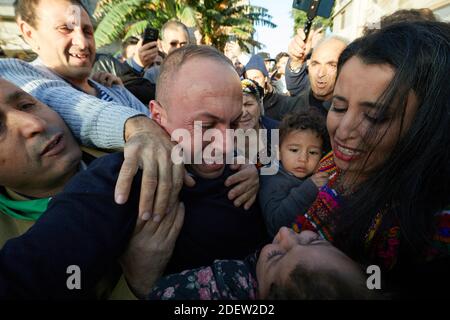 Tredici attivisti anti-governativi del movimento Hirak, arrestati il 21 giugno per aver sventolato la bandiera Amazzigh (o Berber), celebrano con sostenitori e parenti mentre vengono liberati dal carcere di El Harrach ad Algeri, Algeria, il 2019 dicembre. Foto di Louiza Ammi/ABACAPRESS.COM Foto Stock