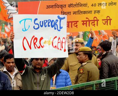 Un sostenitore del Bharatiya Janata Party (BJP) attende l'arrivo del primo ministro degli Indias Narendra modi durante un raduno a Nuova Delhi, India, domenica 22 dicembre 2019. Foto di Akash Anshuman/ABACAPRESS.COM Foto Stock