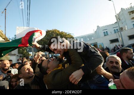 Tredici attivisti anti-governativi del movimento Hirak, arrestati il 21 giugno per aver sventolato la bandiera Amazzigh (o Berber), celebrano con sostenitori e parenti mentre vengono liberati dal carcere di El Harrach ad Algeri, Algeria, il 2019 dicembre. Foto di Louiza Ammi/ABACAPRESS.COM Foto Stock