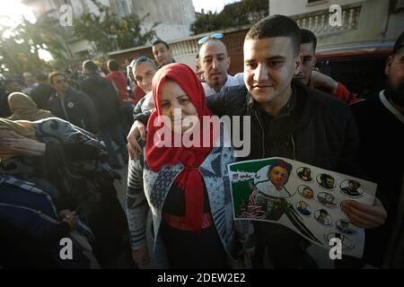 Tredici attivisti anti-governativi del movimento Hirak, arrestati il 21 giugno per aver sventolato la bandiera Amazzigh (o Berber), celebrano con sostenitori e parenti mentre vengono liberati dal carcere di El Harrach ad Algeri, Algeria, il 2019 dicembre. Foto di Louiza Ammi/ABACAPRESS.COM Foto Stock