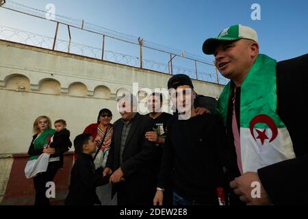 Tredici attivisti anti-governativi del movimento Hirak, arrestati il 21 giugno per aver sventolato la bandiera Amazzigh (o Berber), celebrano con sostenitori e parenti mentre vengono liberati dal carcere di El Harrach ad Algeri, Algeria, il 2019 dicembre. Foto di Louiza Ammi/ABACAPRESS.COM Foto Stock