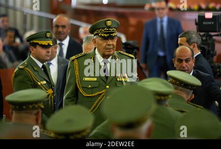 File foto del capo delle forze armate il tenente generale Ahmed GAID Salah durante la cerimonia di giuramento del presidente algerino Abdelmajid Tebboune ad Algeri, Algeria, il 19 dicembre 2019. La radio del governo algerino dice che GAID Salah è morto lunedì mattina nell'ospedale militare di Algeri dopo un attacco di cuore. Secondo i media algerini, il GAID Salah aveva 79 anni. Salah è stato visto come il principale mediatore di potere in Algeria, soprattutto da quando un movimento a favore della democrazia, con il suo sostegno, ha spinto fuori il lungo tempo ex presidente Abdelaziz Bouteflika nel mese di aprile. Foto di Louiza Ammi/ABACAPRESS.COM Foto Stock