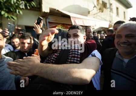 Tredici attivisti anti-governativi del movimento Hirak, arrestati il 21 giugno per aver sventolato la bandiera Amazzigh (o Berber), celebrano con sostenitori e parenti mentre vengono liberati dal carcere di El Harrach ad Algeri, Algeria, il 2019 dicembre. Foto di Louiza Ammi/ABACAPRESS.COM Foto Stock