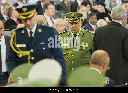 File foto del capo delle forze armate il tenente generale Ahmed GAID Salah durante la cerimonia di giuramento del presidente algerino Abdelmajid Tebboune ad Algeri, Algeria, il 19 dicembre 2019. La radio del governo algerino dice che GAID Salah è morto lunedì mattina nell'ospedale militare di Algeri dopo un attacco di cuore. Secondo i media algerini, il GAID Salah aveva 79 anni. Salah è stato visto come il principale mediatore di potere in Algeria, soprattutto da quando un movimento a favore della democrazia, con il suo sostegno, ha spinto fuori il lungo tempo ex presidente Abdelaziz Bouteflika nel mese di aprile. Foto di Louiza Ammi/ABACAPRESS.COM Foto Stock