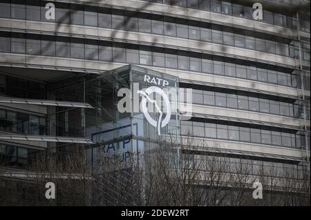 Illustrazione sede centrale RATP ( HQ ) il 27 dicembre 2019 a Parigi durante uno sciopero dei mezzi pubblici. Tutti i sindacati della RATP, l'autorità parigina dei trasporti che gestisce le linee metropolitane della capitale, hanno iniziato uno sciopero il 5 dicembre per protestare contro la riforma dei regimi pensionistici e la fine dei loro regimi speciali. Foto di Eliot Blondt/ABACAPRESS.COM Foto Stock