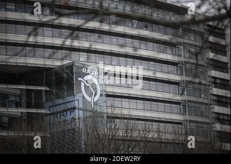 Illustrazione sede centrale RATP ( HQ ) il 27 dicembre 2019 a Parigi durante uno sciopero dei mezzi pubblici. Tutti i sindacati della RATP, l'autorità parigina dei trasporti che gestisce le linee metropolitane della capitale, hanno iniziato uno sciopero il 5 dicembre per protestare contro la riforma dei regimi pensionistici e la fine dei loro regimi speciali. Foto di Eliot Blondt/ABACAPRESS.COM Foto Stock