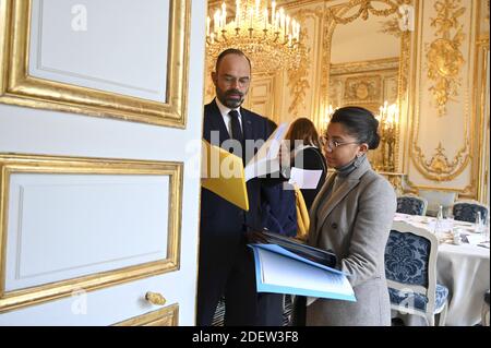 Conseil des minires Edouard Phhilippe et Zelia Cesarion ( conseillère presse ) - une semaine avec le Premier ministre Edouard Philippe - Parigi, Francia. Foto Elodie Gregoire/ABACAPRESS.COM Foto Stock