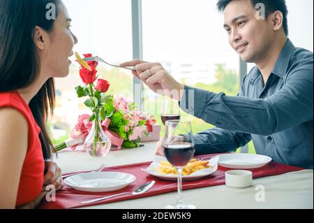 Le coppie innamorate hanno una cena romantica per il concetto di San Valentino. Coppia che passa il tempo insieme al ristorante. Foto Stock