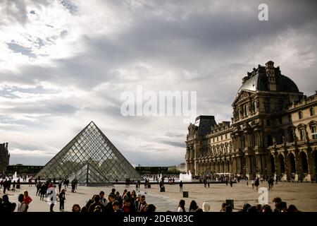 Fuori al Louvre durante il tramonto Foto Stock