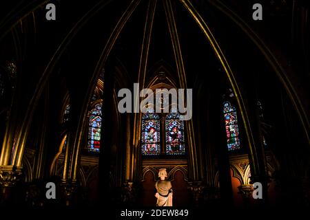 Statua e vetrate all'interno di Sainte-Chapelle a Parigi Foto Stock