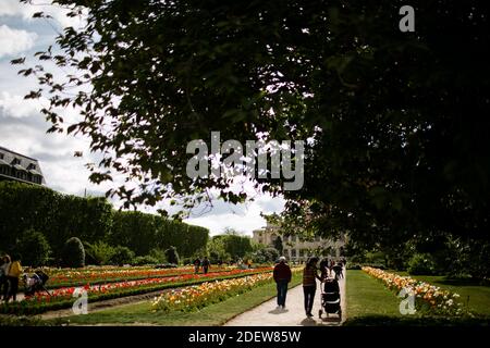 I turisti passeggiano attraverso il Parc Zoologique de Paris a Parigi Foto Stock