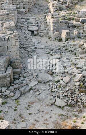 Troia. Vista sulla città di Troy. Rovine storiche e strutture in rovina. Foto Stock