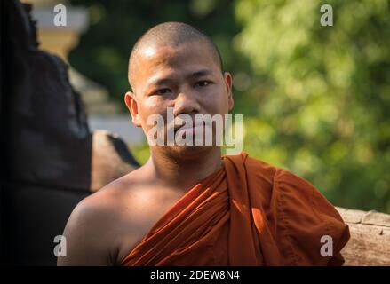 Ritratto di un monaco buddista vestito di abito arancione, Mandalay, Myanmar Foto Stock