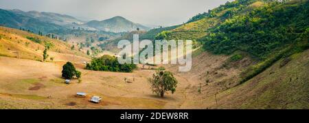 Vista panoramica del paesaggio montuoso in campagna vicino Hsipaw, Myanmar Foto Stock