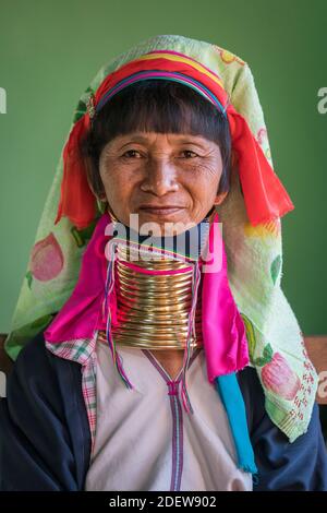 Ritratto di donna birmana anziana della tribù Kayan, Lago Inle, Myanmar Foto Stock