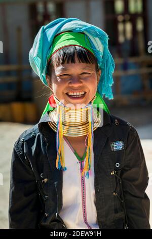 Ritratto di donna birmana sorridente della tribù Kayan, Loikaw, Myanmar Foto Stock