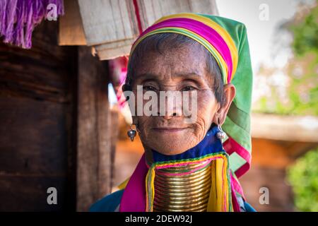 Ritratto di donna birmana anziana della tribù Kayan, Loikaw, Myanmar Foto Stock