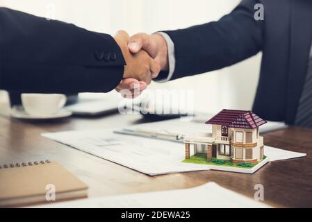 Agente immobiliare o architetto che fa handshake con il cliente dopo firma dell'accordo nella riunione Foto Stock