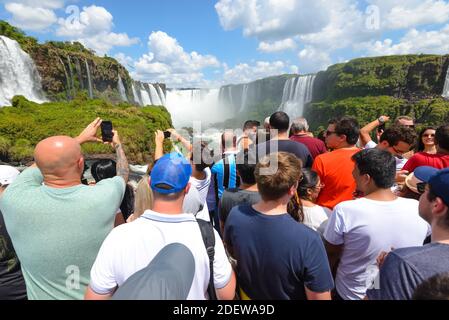 Grande folla di turisti al Parco Nazionale delle Cascate di Iguassu, risultato di un turismo eccessivo durante il Carnevale e le vacanze popolari. Foz do Iguaçu overtourism. Foto Stock