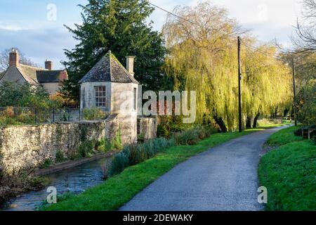 Un Roundhouse / Gazebo, nei terreni della vecchia canonica, lungo la corsia di Bow Wow in autunno. South Cerney, Cotswolds, Gloucestershire, Inghilterra Foto Stock