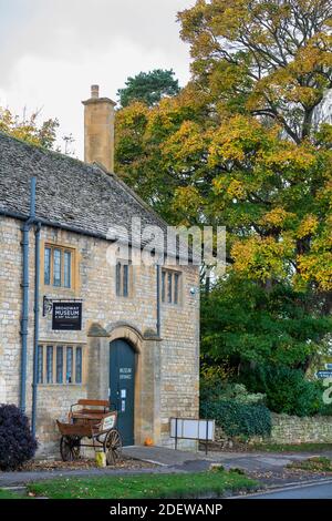 Broadway museo e galleria d'arte in autunno. Broadway, Cotswolds, Worcestershire, Inghilterra Foto Stock