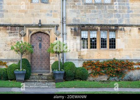 Cotswold casa in pietra a Broadway in autunno. Broadway, Cotswolds, Worcestershire, Inghilterra Foto Stock