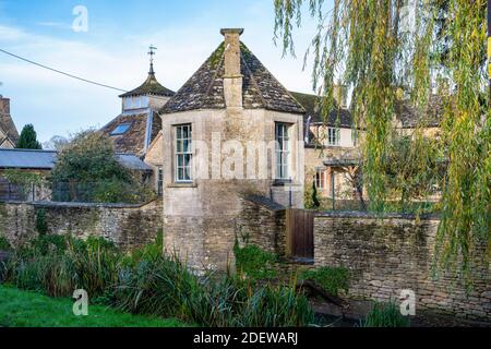 Un Roundhouse / Gazebo, nei terreni della vecchia canonica, lungo la corsia di Bow Wow in autunno. South Cerney, Cotswolds, Gloucestershire, Inghilterra Foto Stock