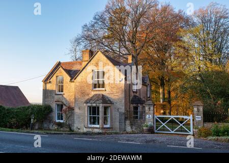 Il Lodge vicino a Little Barrington in autunno sera tramonto luce. Cotswolds, Gloucestershire, Inghilterra Foto Stock